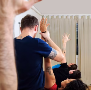 pablo ferrero impartiendo clase online de iniciación al yoga