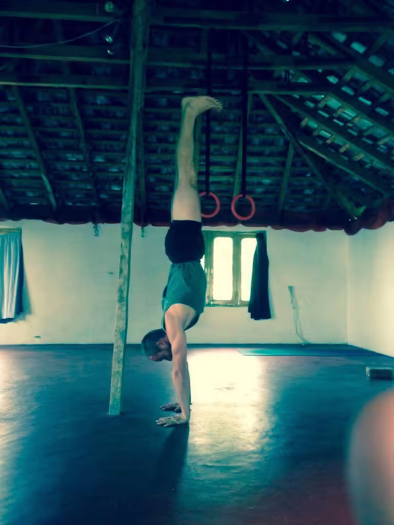 Pablo Ferrero practicando Yoga Iyengar Oficial Madrid