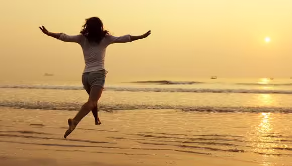 mujer disfrutando del retiro en las islas baleares