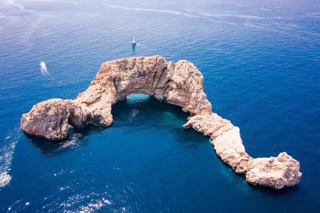 trozo de isla balear en medio del mar