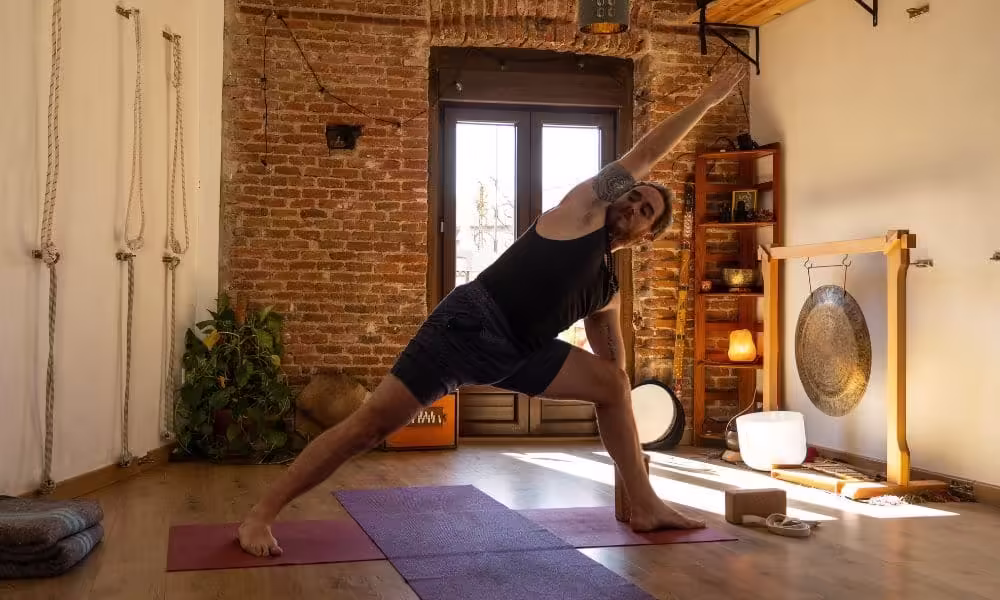 imagen destacada post sobre posturas de yoga de pie para principiantes