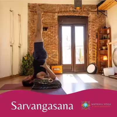 pablo ferrero en asana invertida de sarvangasana