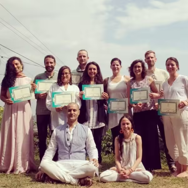 alumnos de la formación de yoga en la india