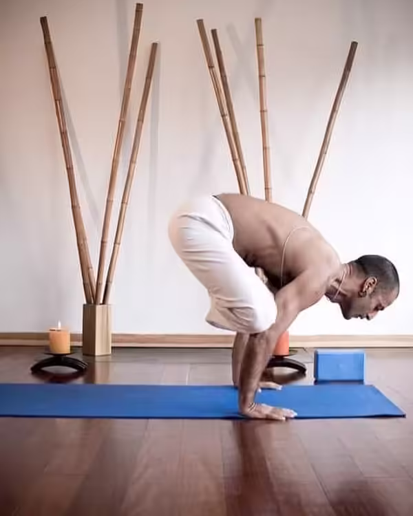 profesor amit raina ejecutando una postura de yoga