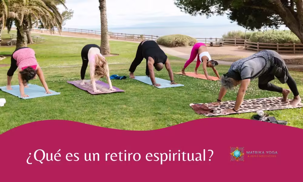 personas practicando yoga en un retiro espiritual