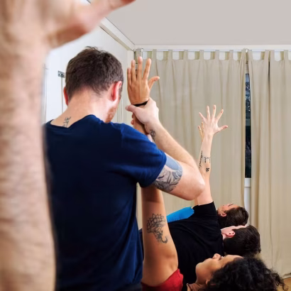 pablo ferrero impartiendo clase online de iniciación al yoga