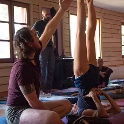 Mujer practicando postura de yoga en Madrid