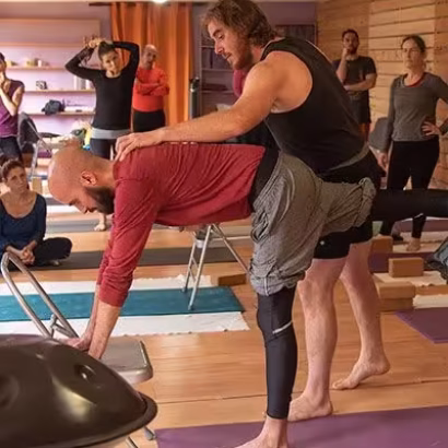 Grupo de personas practica en retiro de yoga en España